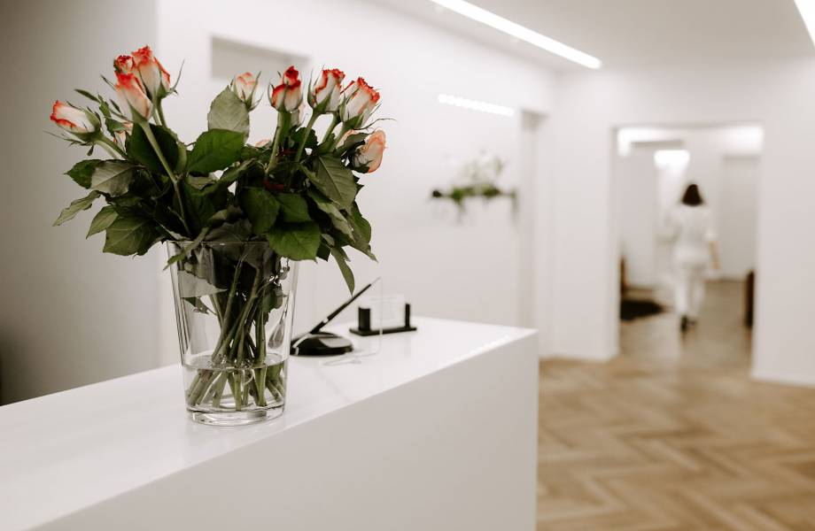 Lichtdurchflutete helle Praxisräume der Praxis am Museum